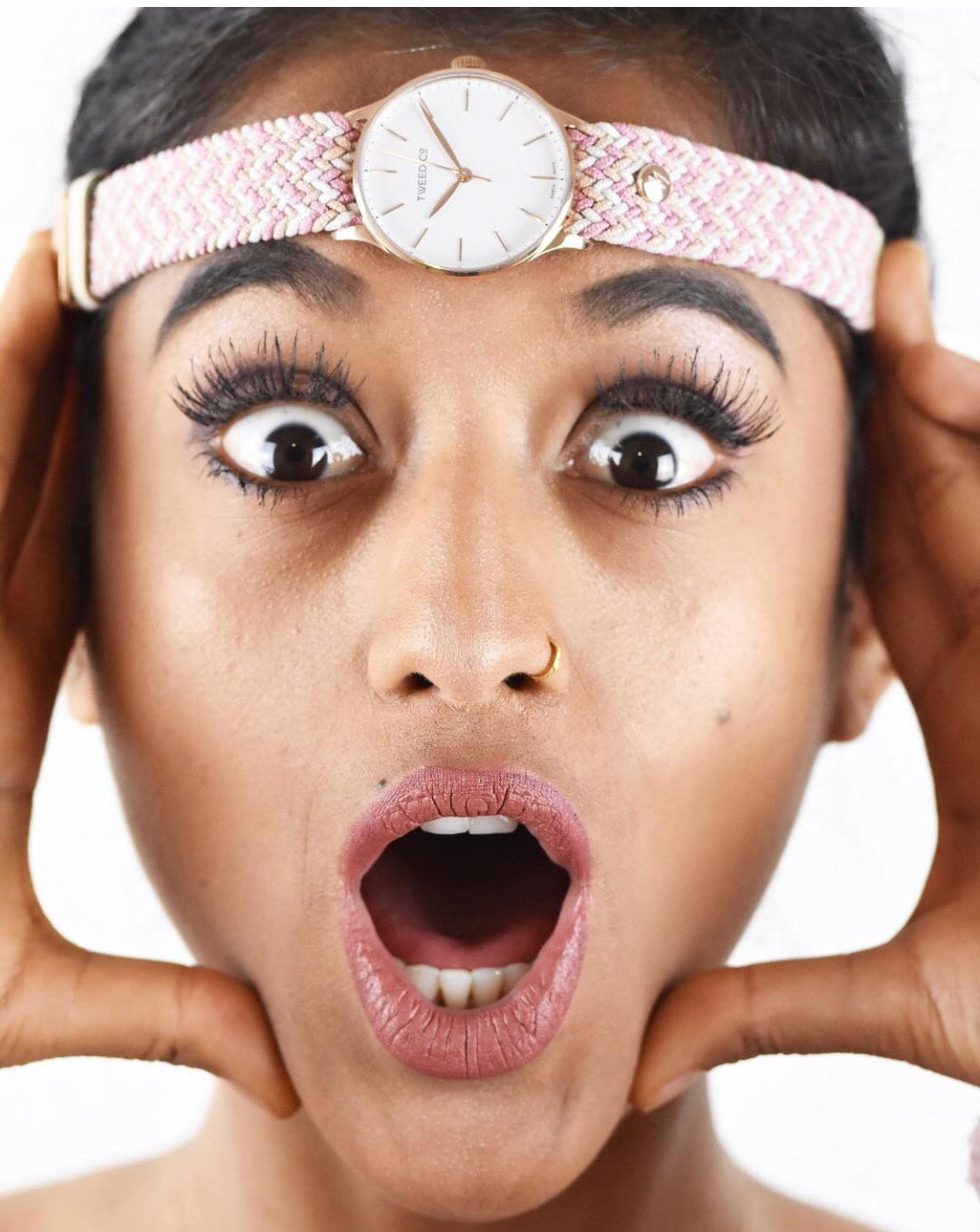 Montre femme Tweed Co. Rose Or Rose 36 mm portée au poignet, élégante et personnalisable avec bracelet tressé raffiné