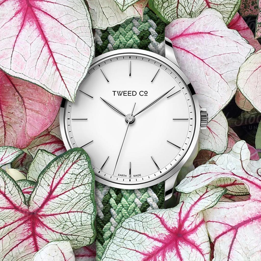 Montre Tweed Co. Margot Vert 36 mm posée dans un décor floral, symbole d’élégance naturelle, de raffinement et de design intemporel