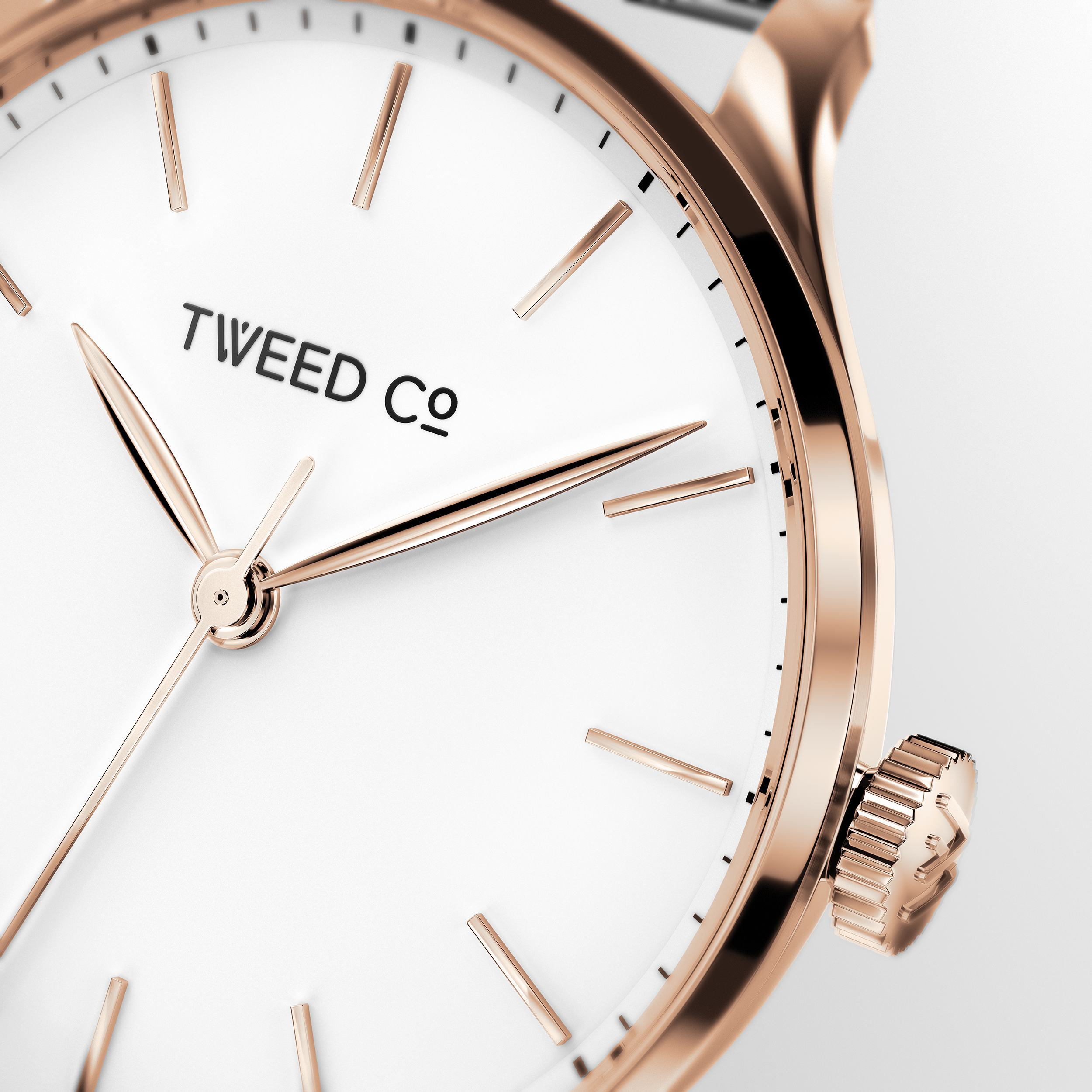 Détail du cadran blanc de la montre Louis, index dorés et logo Tweed Co.