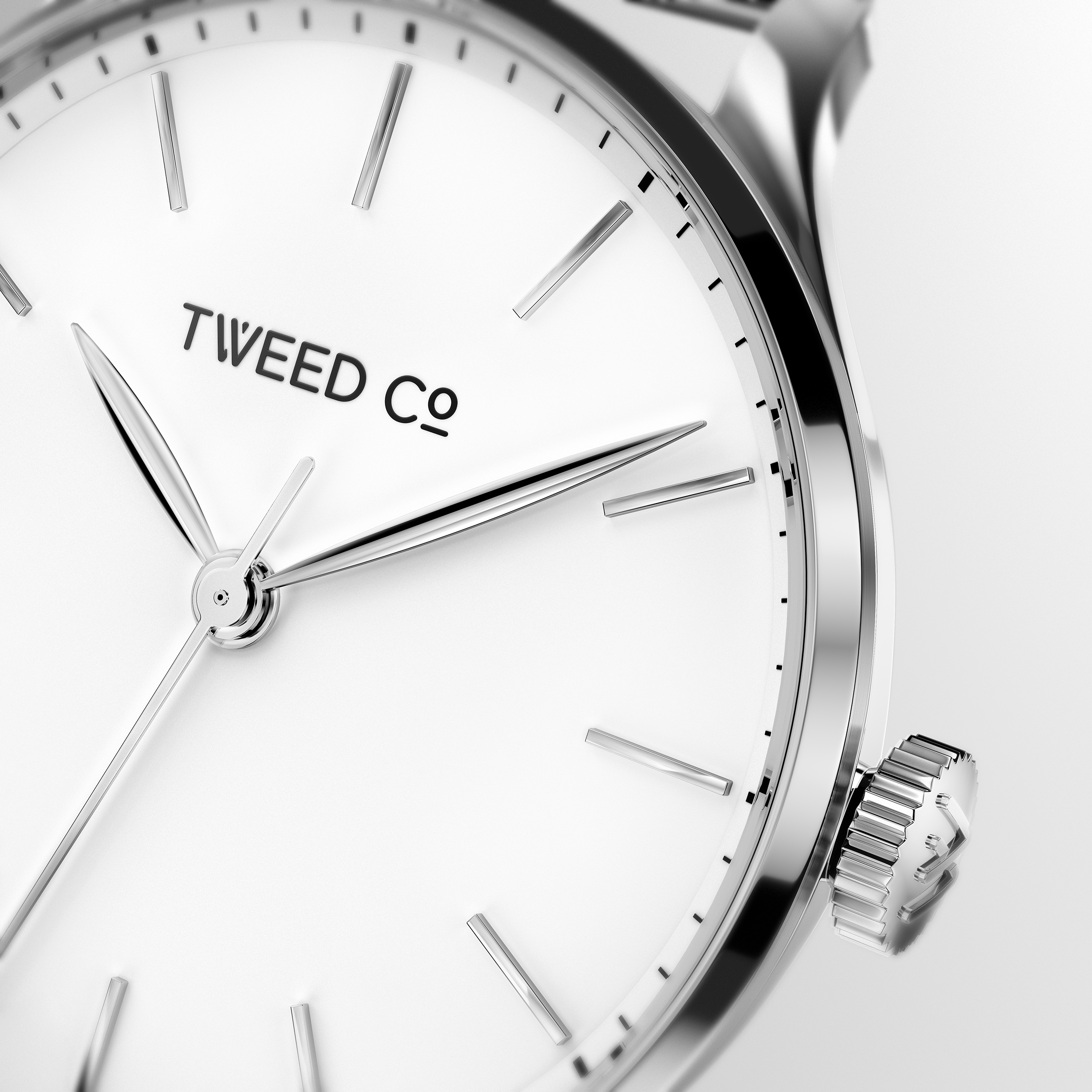 Zoom sur le cadran blanc et les index argentés de la montre Marty, détail minimaliste et élégant
