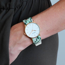 Montre Margot or rose portée – raffinement féminin avec bracelet vert stylé