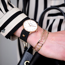 Femme portant la montre Anna 36 mm or rose avec bracelet noir, style chic et moderne