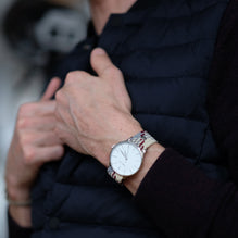 Montre Igor portée au poignet – Style affirmé et bracelet interchangeable original