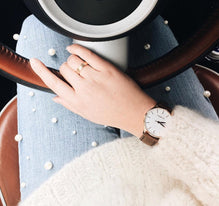Montre Monica or rose portée, bracelet en cuir brun et style raffiné au quotidien avec un pull